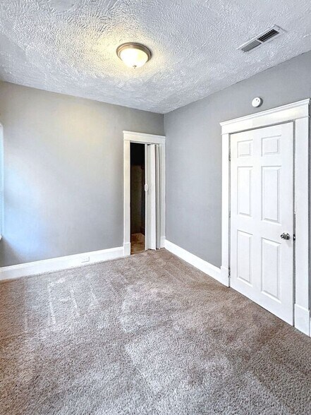 Building Photo - 5806 Bonna Ave