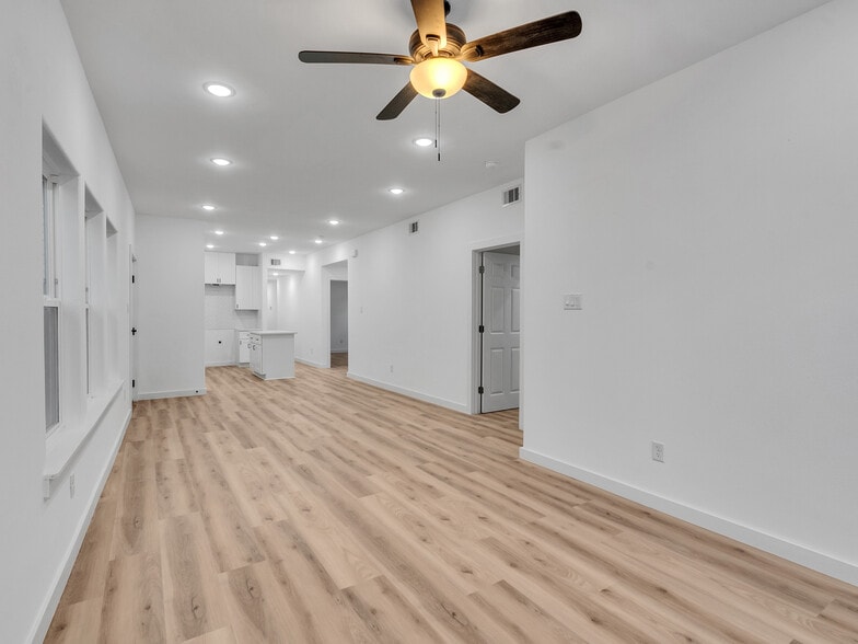 Building Photo - 9410 Firnat St