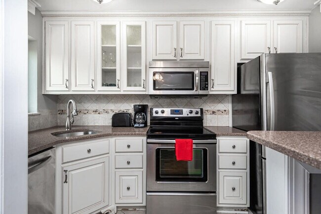 Building Photo - 300 W Peachtree St NW