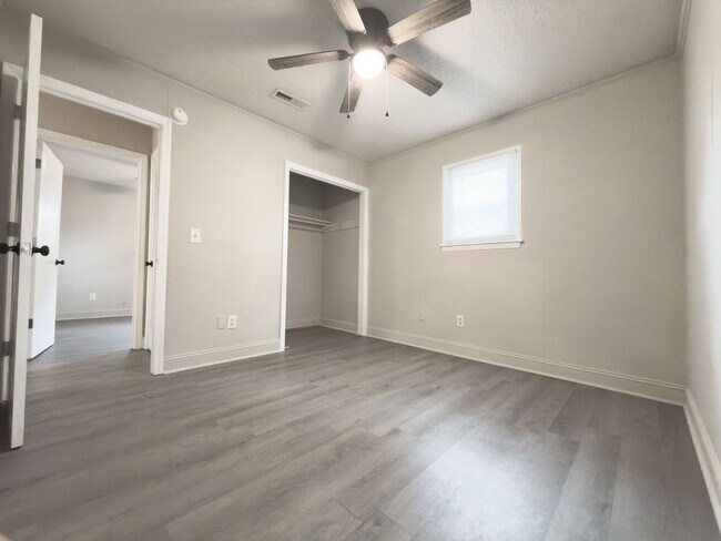 Building Photo - 836 White Oak Dr