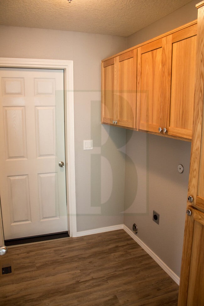 Building Photo - Spacious Updated Duplex in Salem