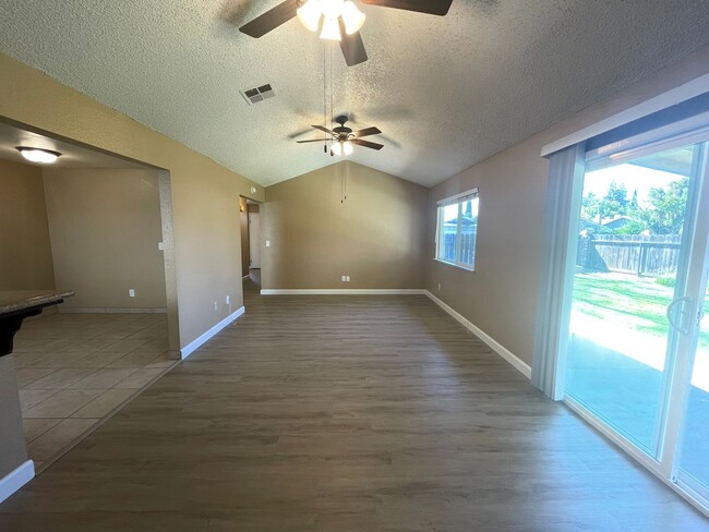 Building Photo - 3233 Nightingale Dr