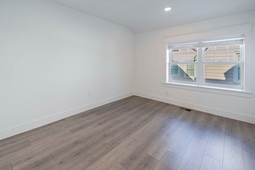 Bed -#2 - 205 10th Ave