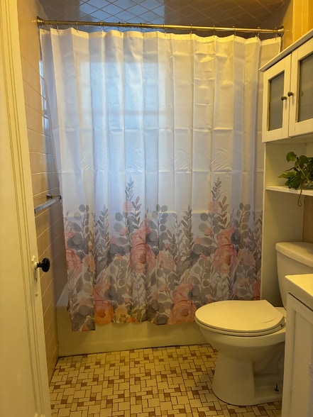 Building Photo - 255 Budlong Rd