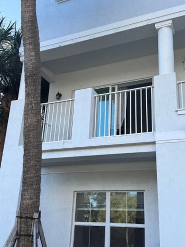 Building Photo - 1241 Vía De Fossi