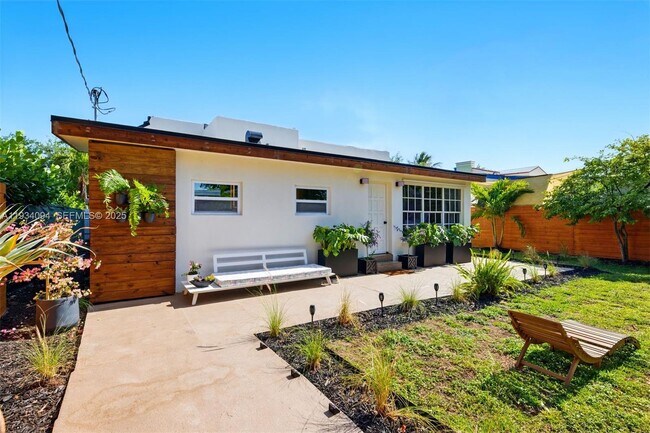 Building Photo - 1363 Biarritz Dr