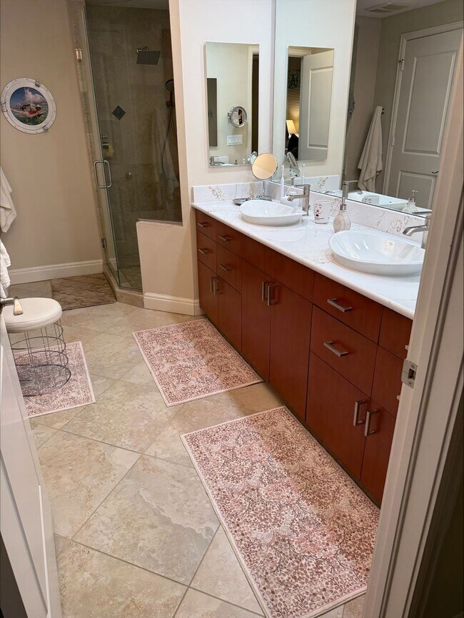 Building Photo - Short term ONLY luxury 2/2 condo in the heart of downtown Sarasota