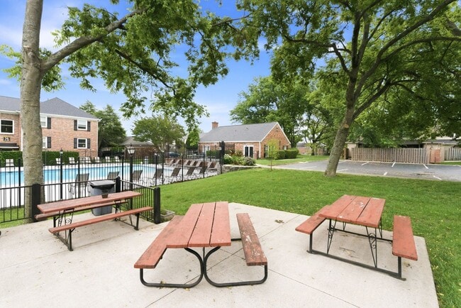 Building Photo - Fantastic 1BR/1BA condo in the desirable Georgetown Condominiums in the heart of Green Hills!