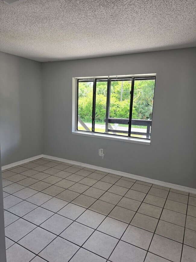 Building Photo - 2526 S Oak Ave