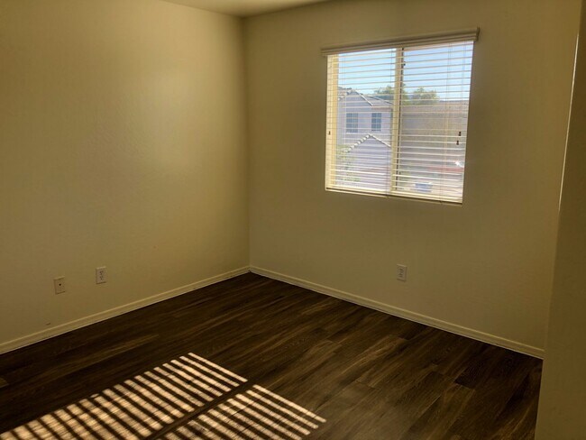 Building Photo - 3 bedroom 2.5 bath home - 2 car garage - S...