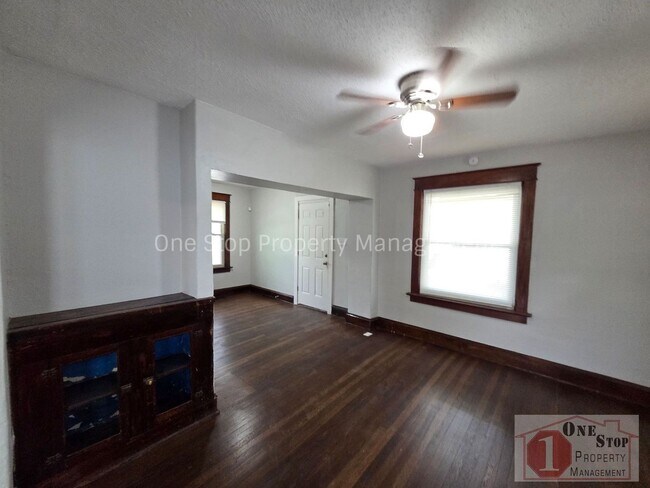 Building Photo - Spacious 3 bedroom/ 2 bathroom in Kansas City!