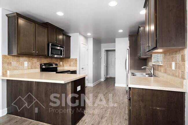 Building Photo - 473 River Crest Dr N