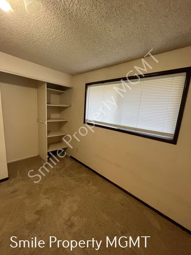 Building Photo - A charming ranch-style single-family home located in the Milwaukie area.