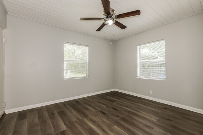 Building Photo - 3 BR/2BA | Newly Renovated Single Family Home | Large Covered Back Patio| In Valrico!
