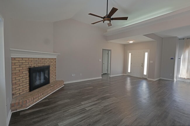 Building Photo - 1915 Sunrise Dr