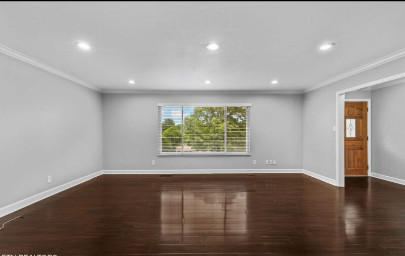 Building Photo - 1221 Southbreeze Cir