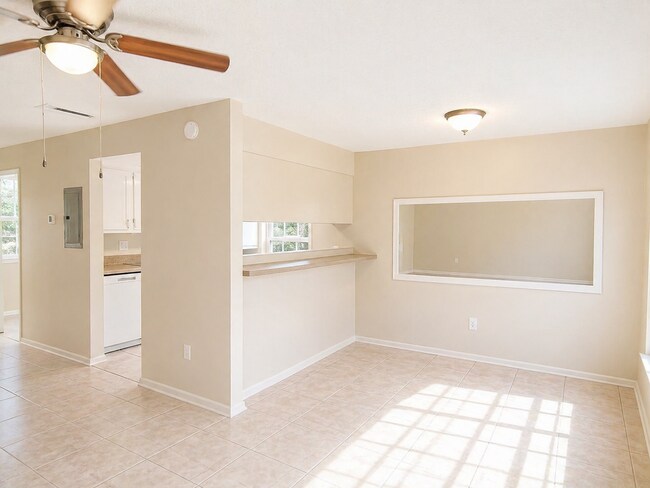 Building Photo - FOR RENT – CHARMING 1-BEDROOM CONDO IN SAINT PETERSBURG, FL