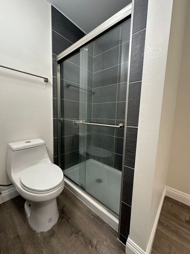 Building Photo - Completely Renovated 2 Bed + 2 Bath House ...