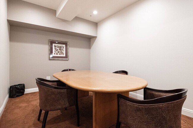 Building Photo - Spacious Bankers Hill Studio | In-Unit Laundry | A/C | Fireplace | Pool & Gym | 6-Month Lease