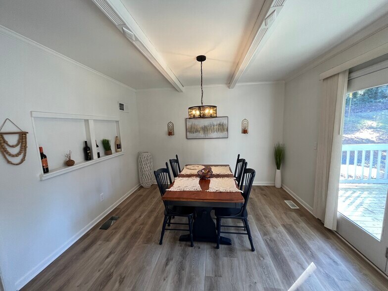 Building Photo - 2530 Rolling View Dr SE