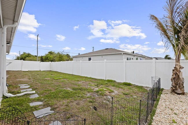 Building Photo - 681 SW Millard Dr