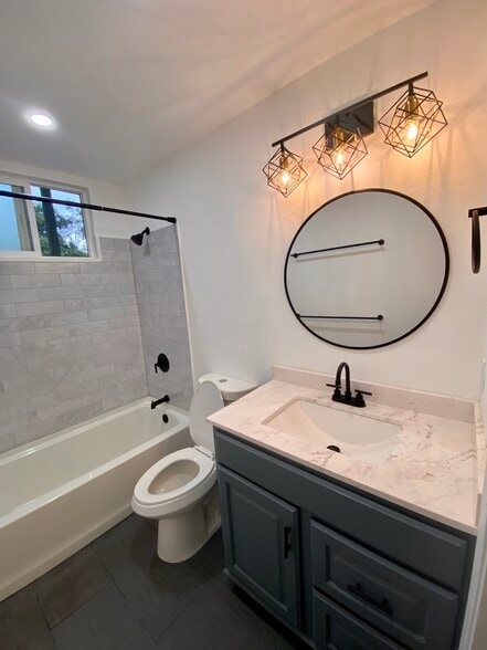 Newly renovated modern bathroom with a statement vanity light fixture. - 47 Hui Oo Pl