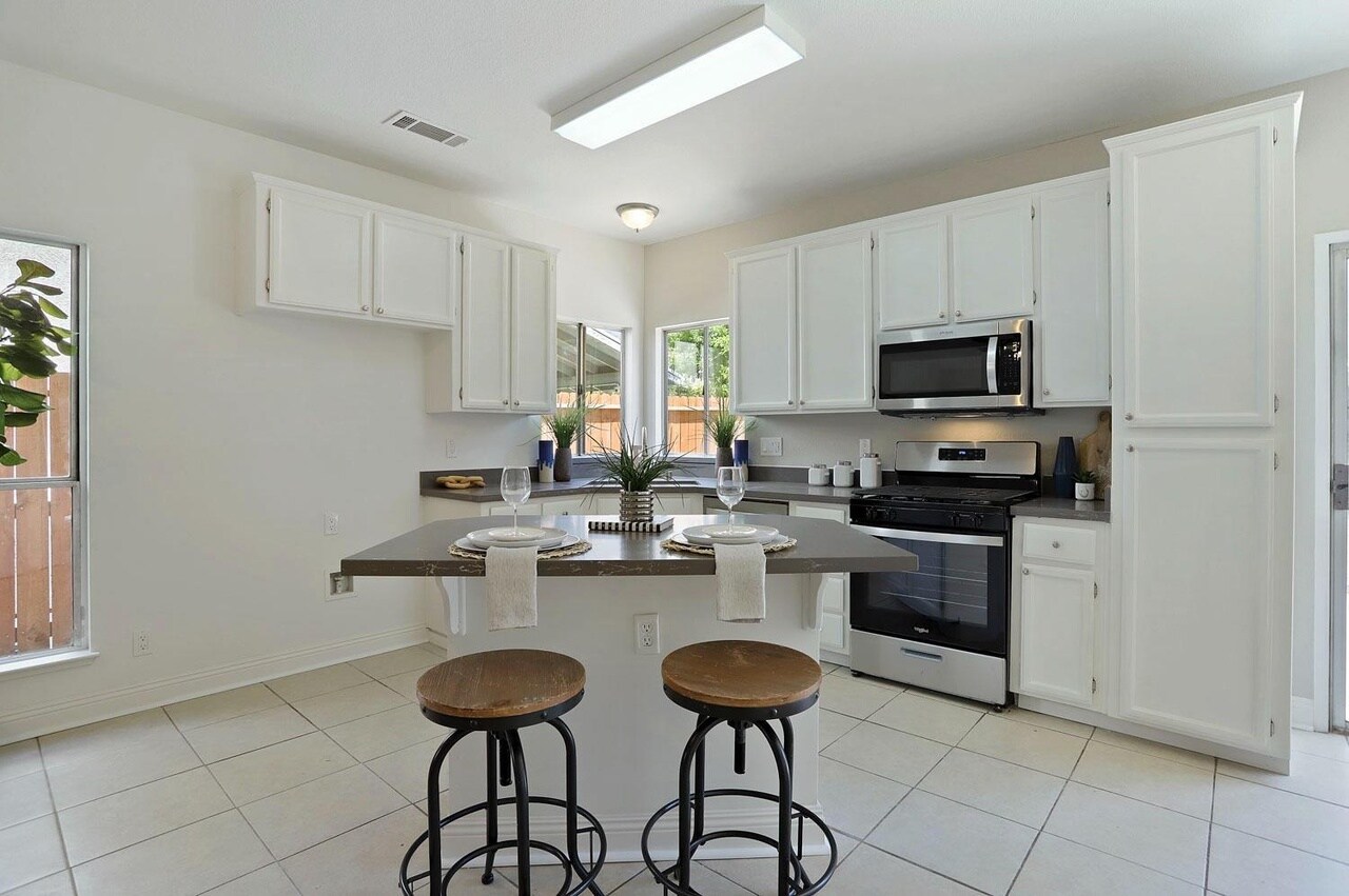 Building Photo - 2056 Middle River Dr