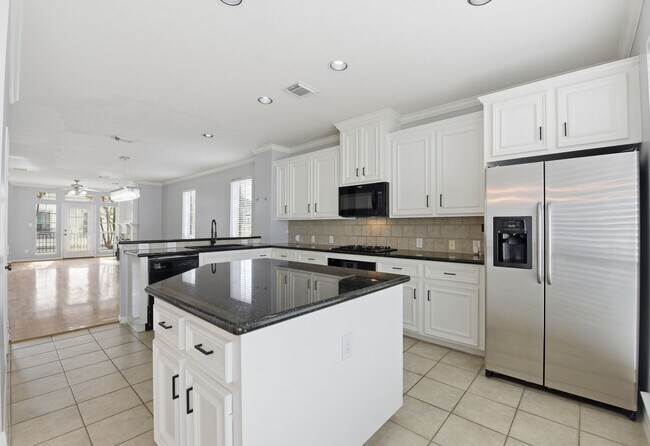 Building Photo - Charming Corner Townhouse in the Heart of Midtown