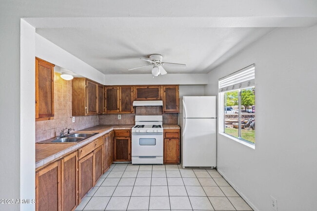 Building Photo - 555 S Bellview