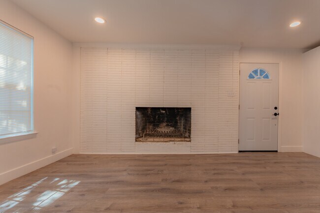Building Photo - 1103 N Grant Dr