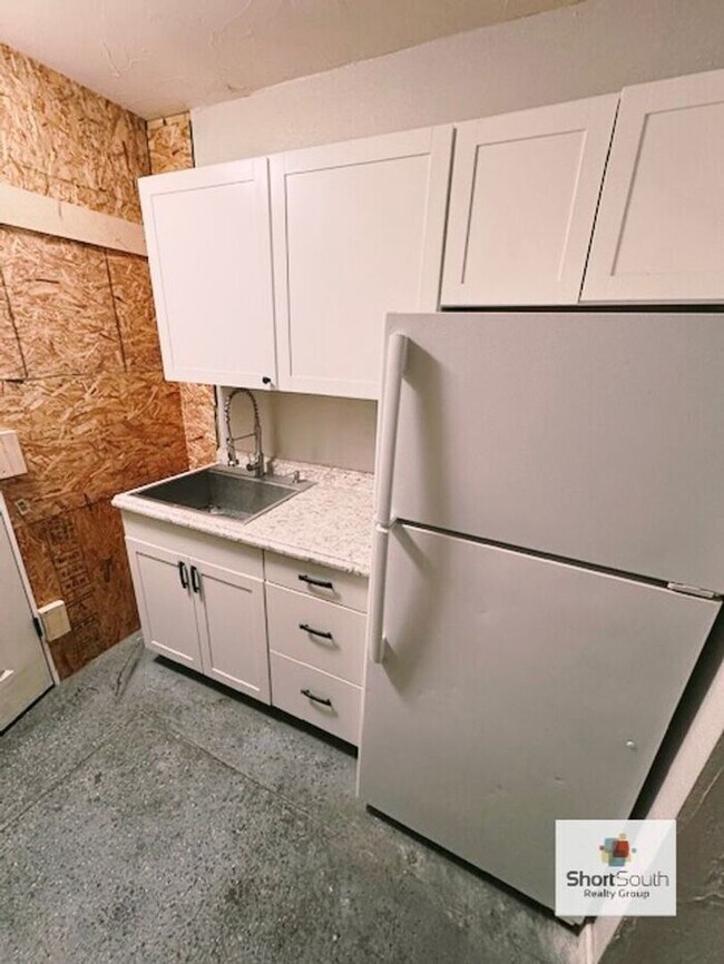 Building Photo - Nice main floor commercial space for rent
