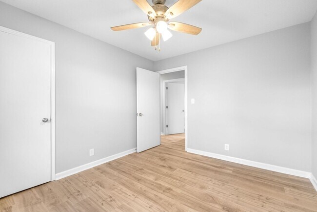 Building Photo - Newly Renovated 3 Bedroom Pet Friendly Hom...