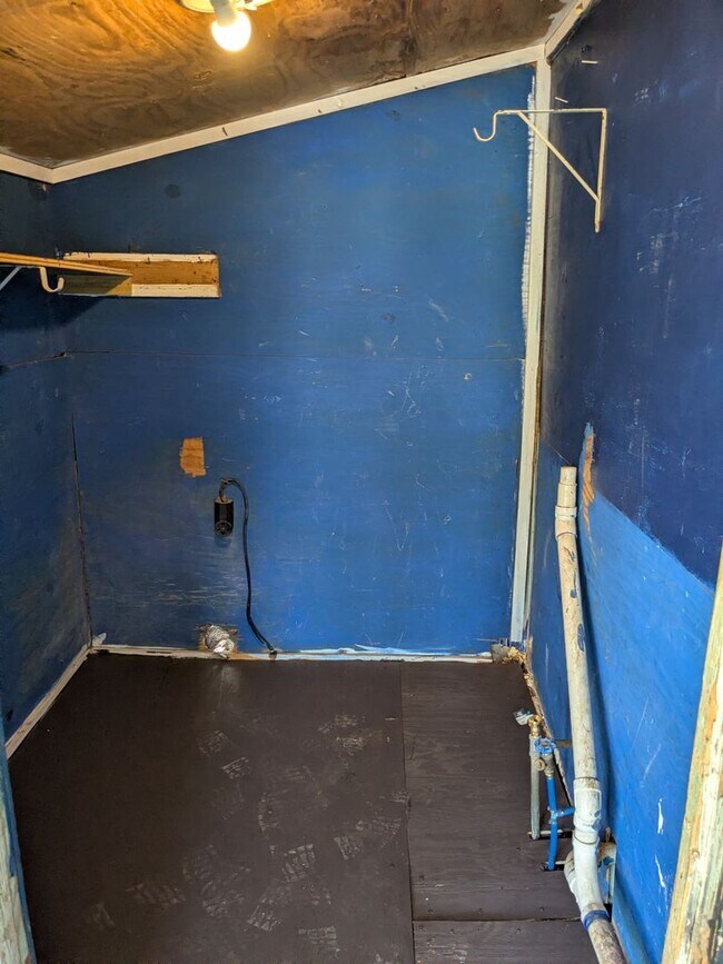 Building Photo - 2 Bed 1 Bath with Fenced Yard on Corner Lot