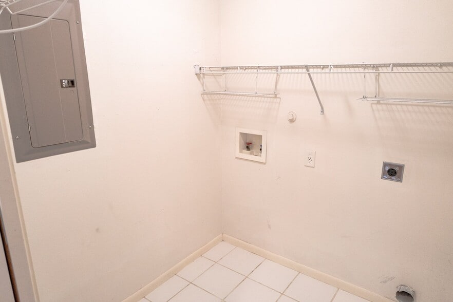 Building Photo - 209 Ash St