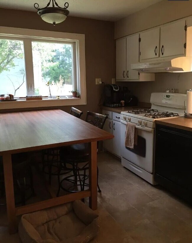 Building Photo - 630 N 16th Ave E