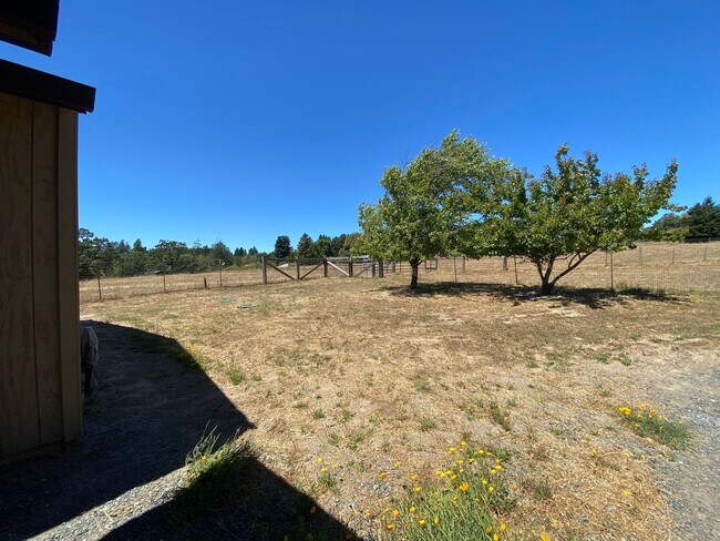 Building Photo - Private, Gated and Views -2 Bdm 2 Bath Gra...
