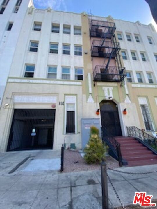 Building Photo - 814 S Hobart Blvd