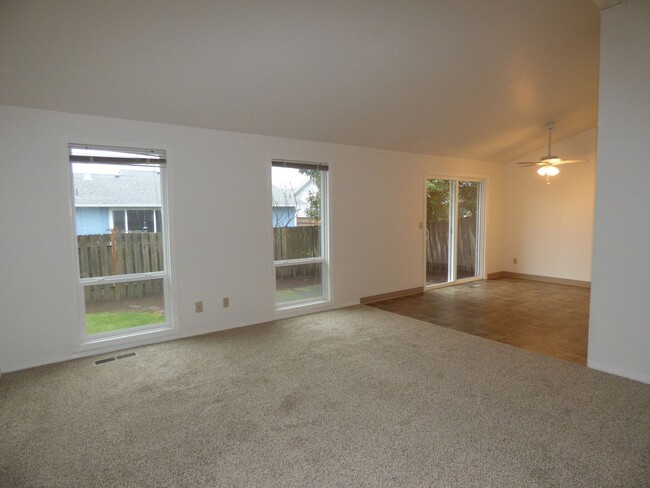 Building Photo - 3 bed Home in Keizer!