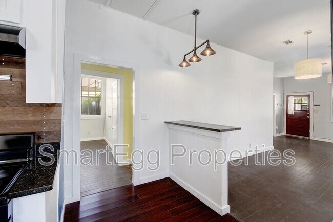 Building Photo - 920 E 51st St