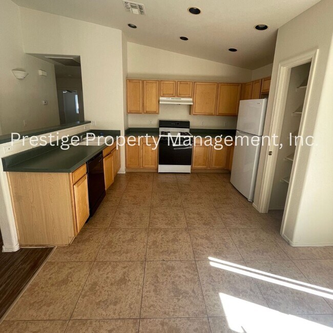 Building Photo - Charming Rita Ranch Home!!!