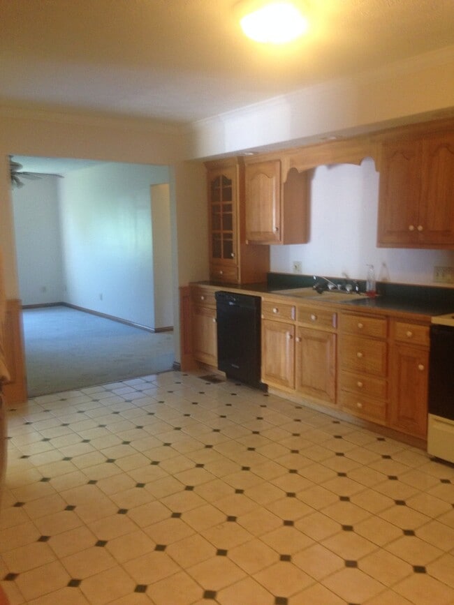 Building Photo - Immaculate three bedroom home in Ashland.