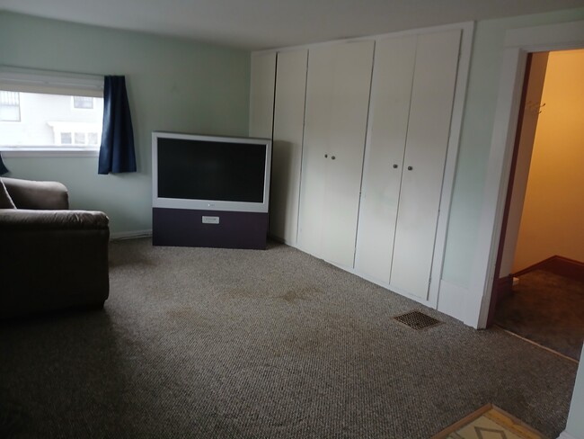 Living room, with built-in storage - 1576 Peck St