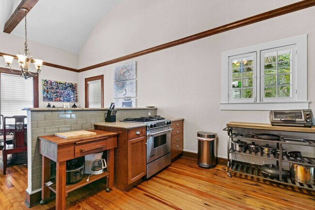 Building Photo - 204 NE 3rd Ave