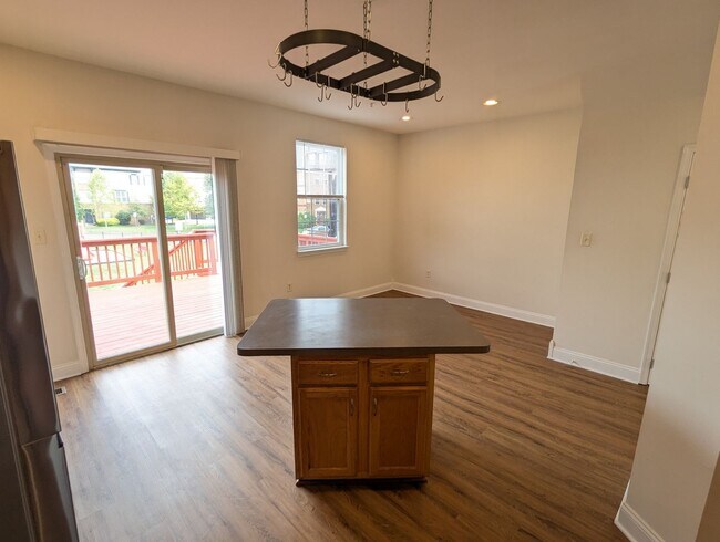 Building Photo - Renovated Townhouse in Frederick ready for...