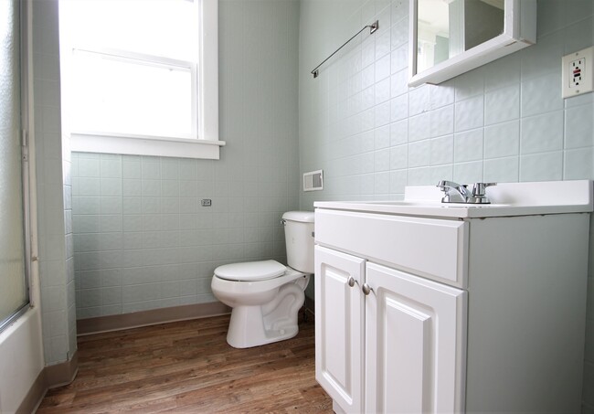 Building Photo - Charming 3 Bd/1Ba Home