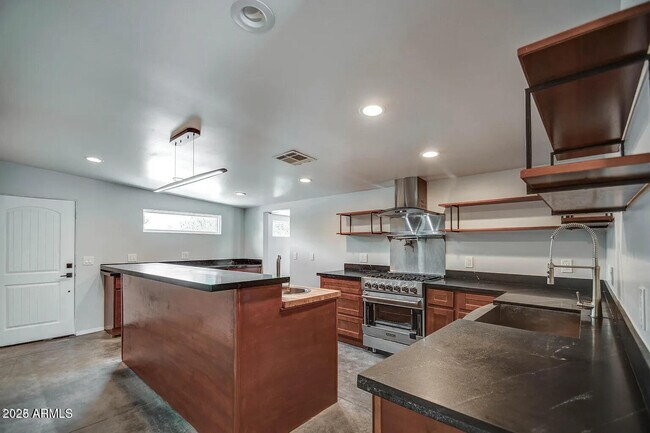 Building Photo - 1612 E Gaylon Dr