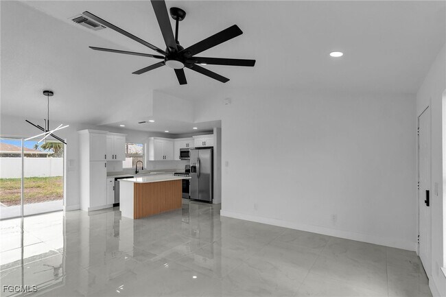 Building Photo - 1324 SE 22nd Terrace