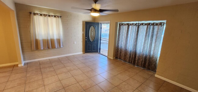 Building Photo - 2126 E Hidalgo Vista