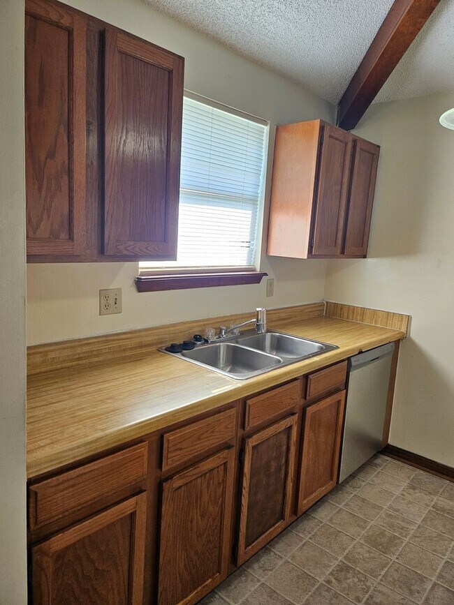 Building Photo - $1150 - 2/2 - Move In Special!