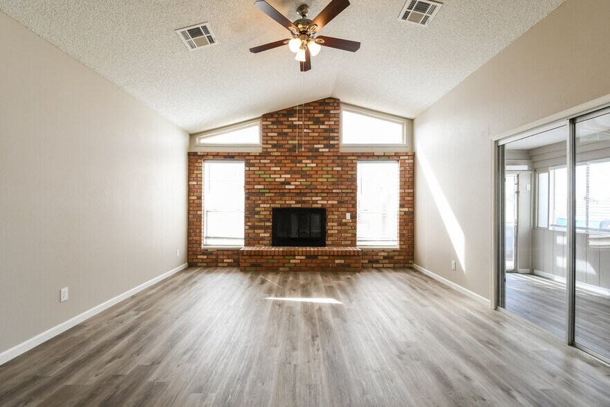 Building Photo - 20610 N 6th Dr